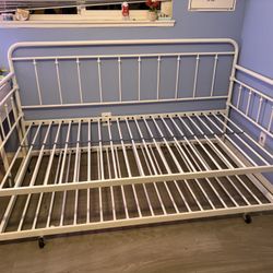 Twin Size Day Bed W/ Trundle