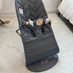 Baby Bjorn Bouncer Bliss, Anthracite Petal Quilt with Googly Toy