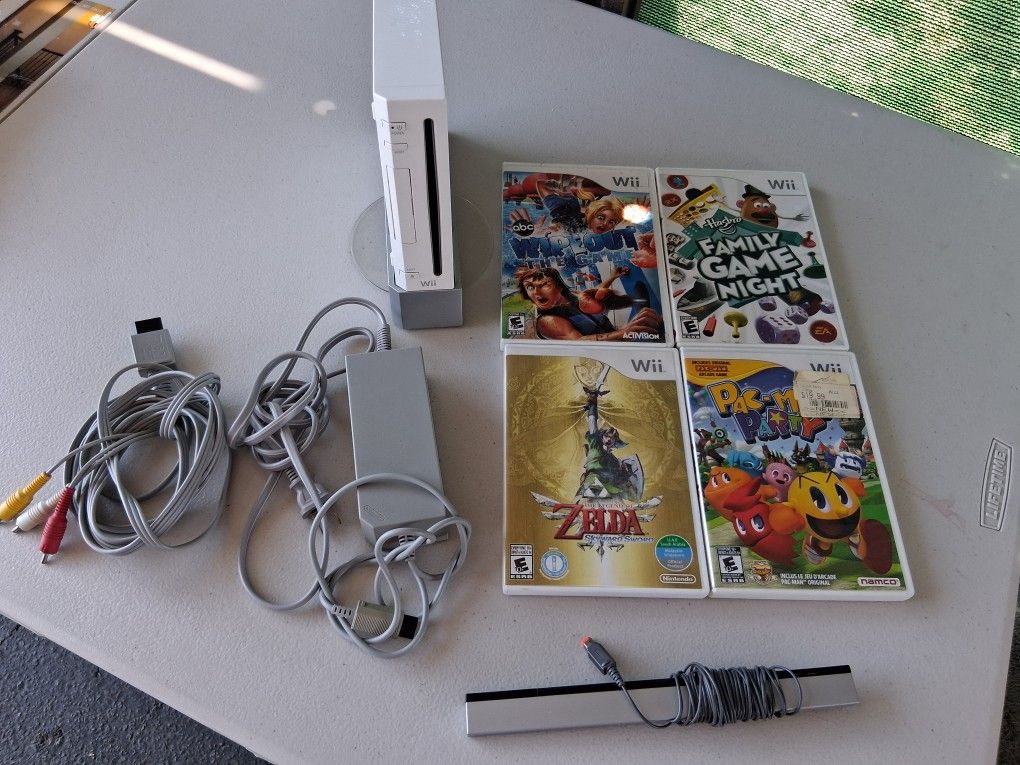 Wii And 4 Games /no Control