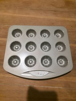 Wilton 12-Cavity Mini Bundt / Fluted Cake Pan