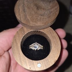 PRINCESS CUT ENGAGEMENT RING SET WITH DIAMOND ACCENTS & TRACER