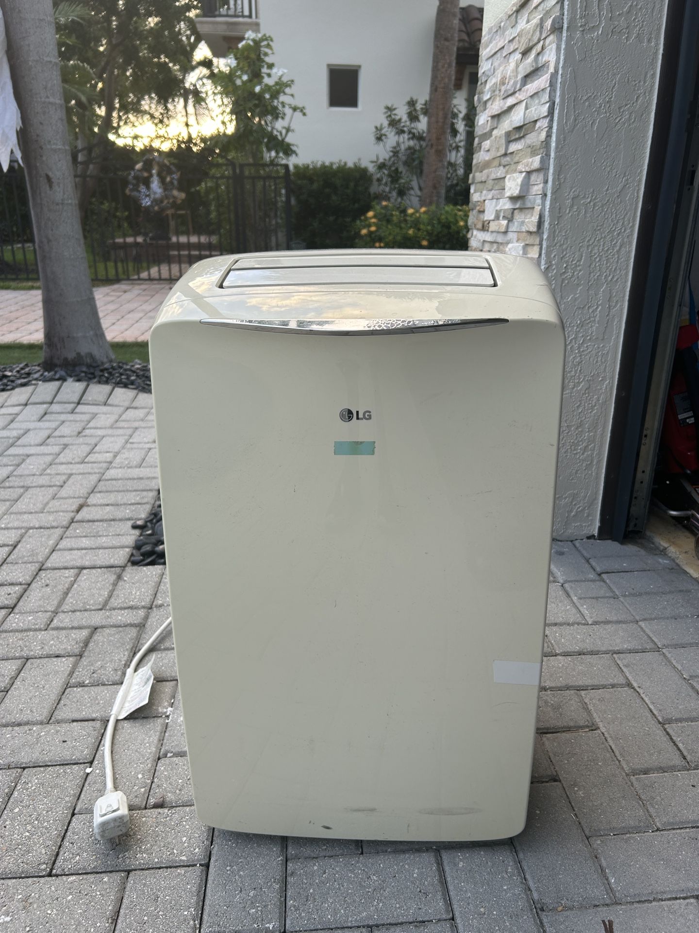 LG LP1417WSRSM 14000 BTU Portable Air Conditioner with Wi-Fi Control (White)