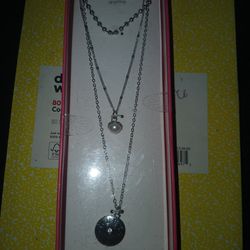 Guess Jewlery set for women/girls.