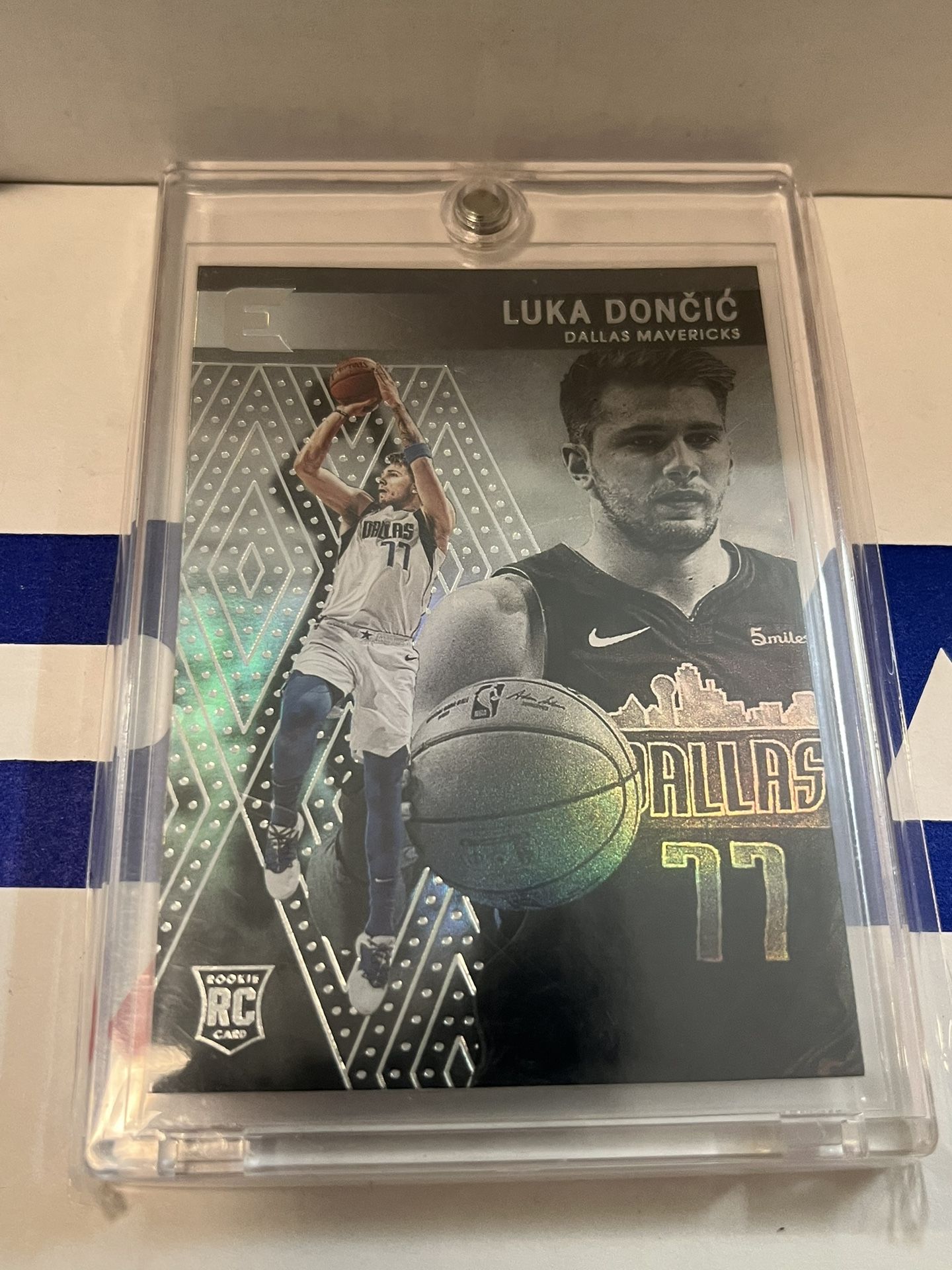 2018-19 Panini Chronicles - Essentials Luka Dončić #214 (RC)