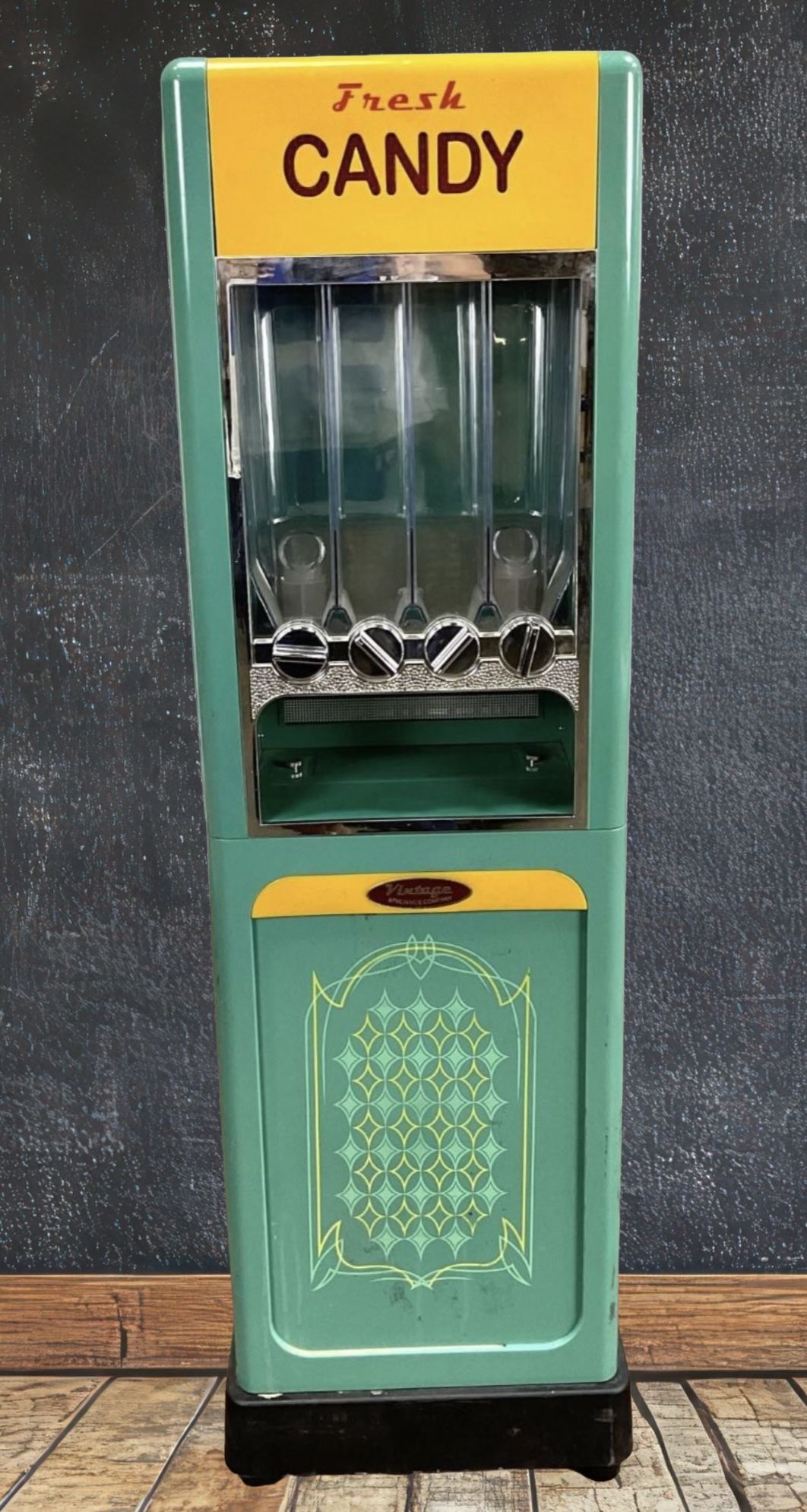 Vintage-Style Candy Dispenser – Light Up!