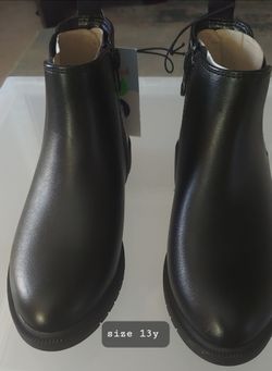 Girl's shoes on sale...sizes are on the pictures