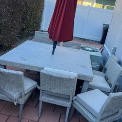 FREE Outside Table With Chairs  🚨🚨🚨