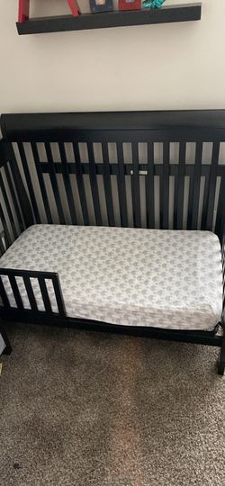 Crib converts to Toddler bed (as shown)