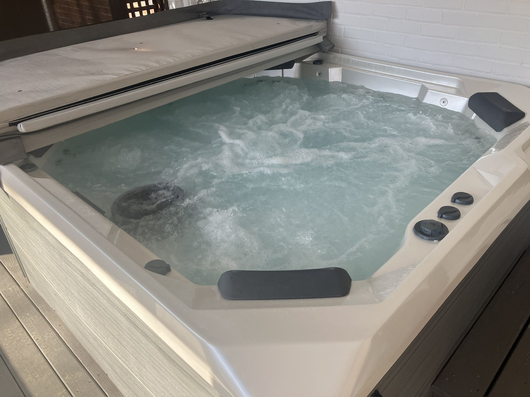 SERIOUS INQUIRIES ONLY - 7person Hot Spring Spa/Hot Tub - EXCELLENT COND, One Owner, Light Use