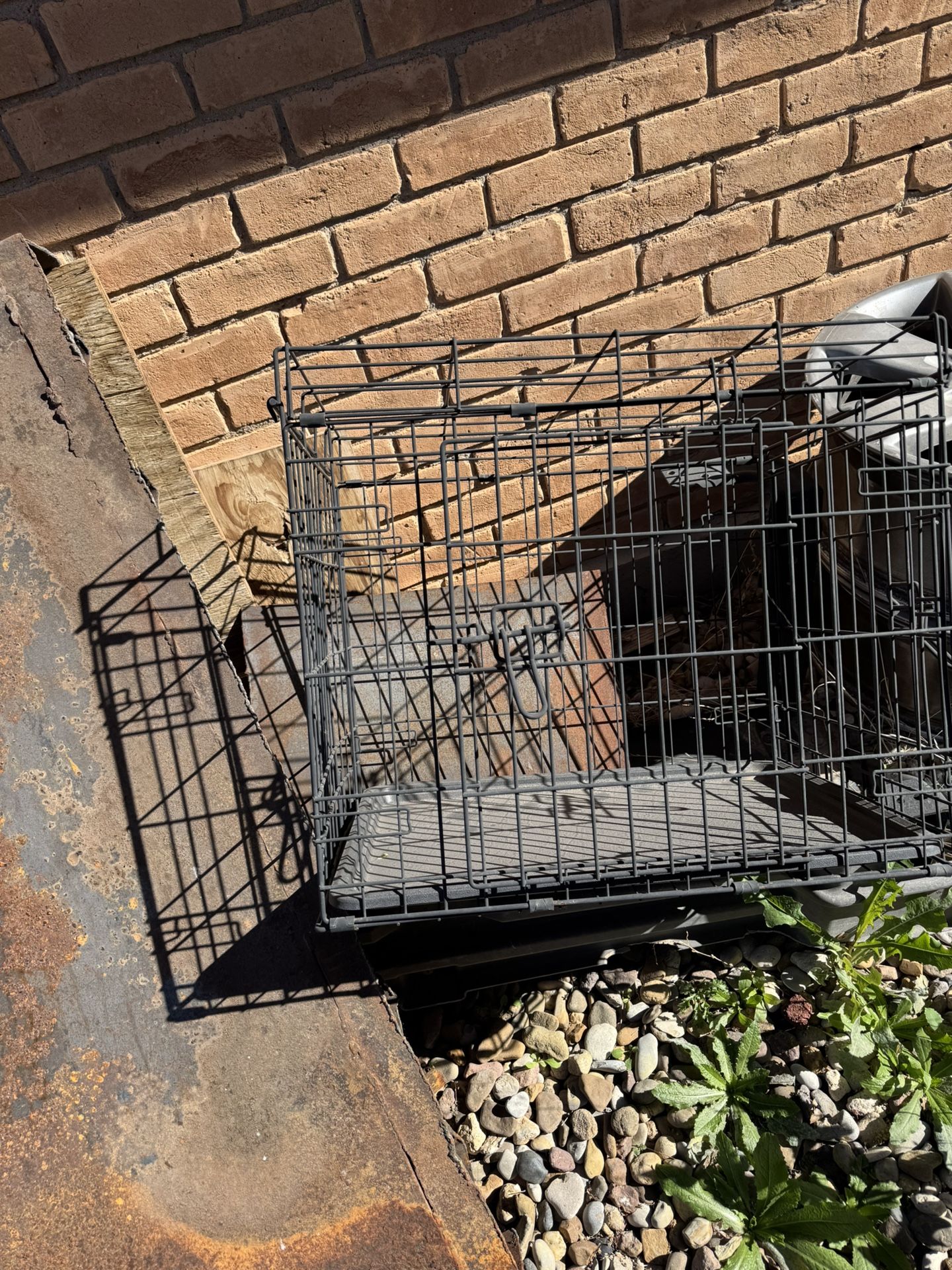 I am selling a cage for a medium-sized dog.