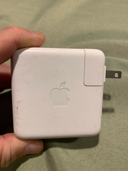 Apple 61 watt USB-C power adapter for MAC Book