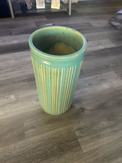 Very heavy flower pot in excellent used condition size 21 in long 10 in wide