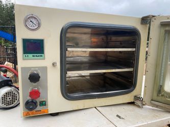Vacuum oven
