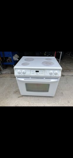 Frigidaire Smooth Top Stove Oven. Insert Works Great Plugged In For Demonstration.