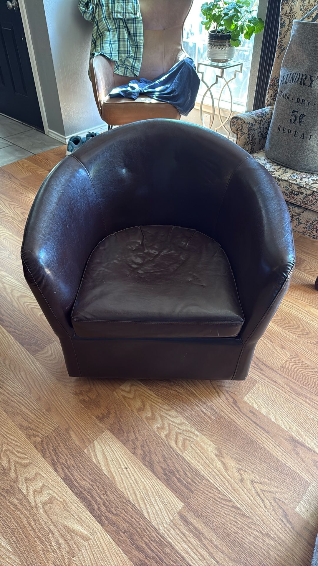 Round Swivel Chair