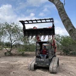 We clean land and match up, we land and we grill mulching. 