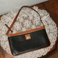 NEW WITHOUT TAGS DOONEY AND BOURKE PEBBLE GRAIN CLUTCH WRISTLET WALLET ZIP COIN PURSE BAG