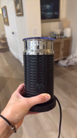 Nespresso milk frother is excellent condition