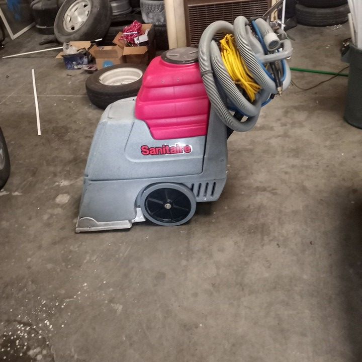 Sanitaire carpet extractor