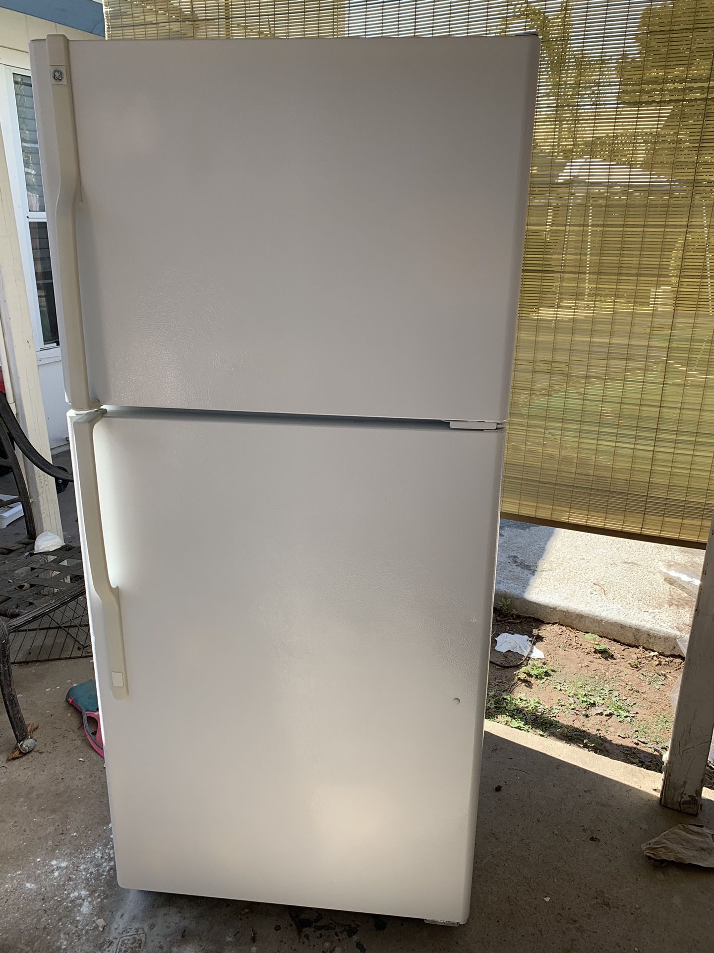 GE 18 cubic foot refrigerator EXECELLENT condition *free delivery*