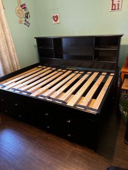 5yr old full bed with matching dresser