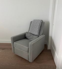 Modern Gray Accent Chair – Excellent Condition