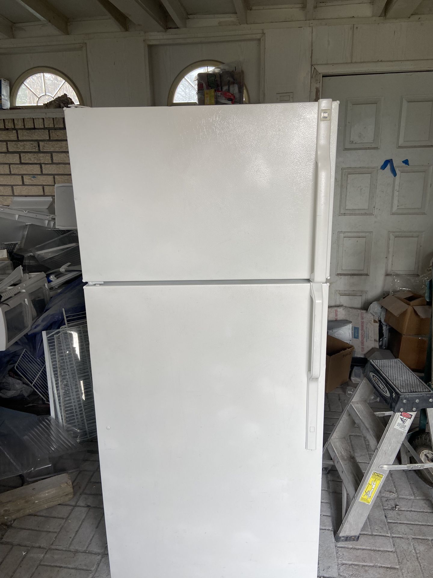 REAL NICE 18 CU.FT. FRIDGE. EXCELLENT RUNNING WHITE FRIDGE! FREEZER & FRIDGE BOTH RUN GREAT IN UNIT.RUNS LIKE BRAND NEW . RUNS QUIET.BEEN CLEANED IN &