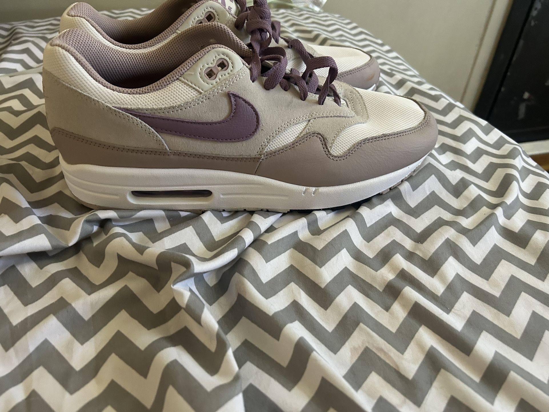 the Nike Air Max 1 SC in the colorway Light Bone / Violet Dust / Phantom, style code FB9660-002.