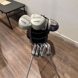 Used Women’s Wilson Golf Bag With Clubs 