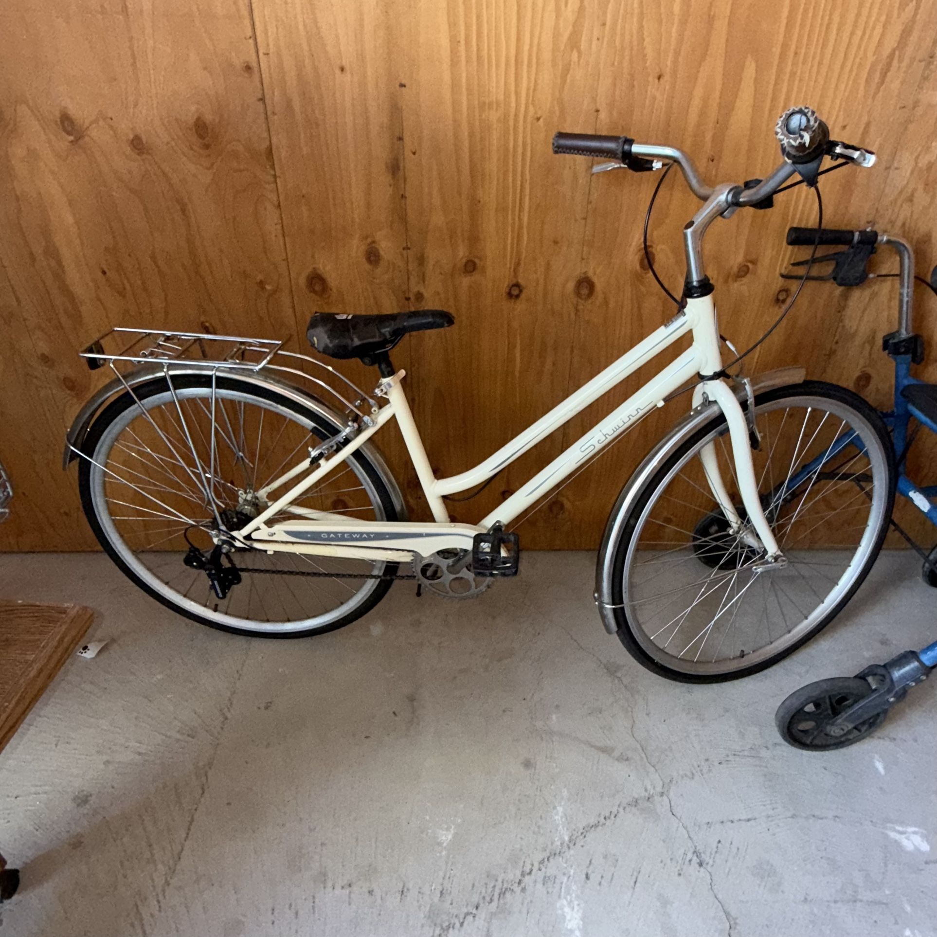 Schwinn Gateway 28” Cream Vintage Hybrid Bike