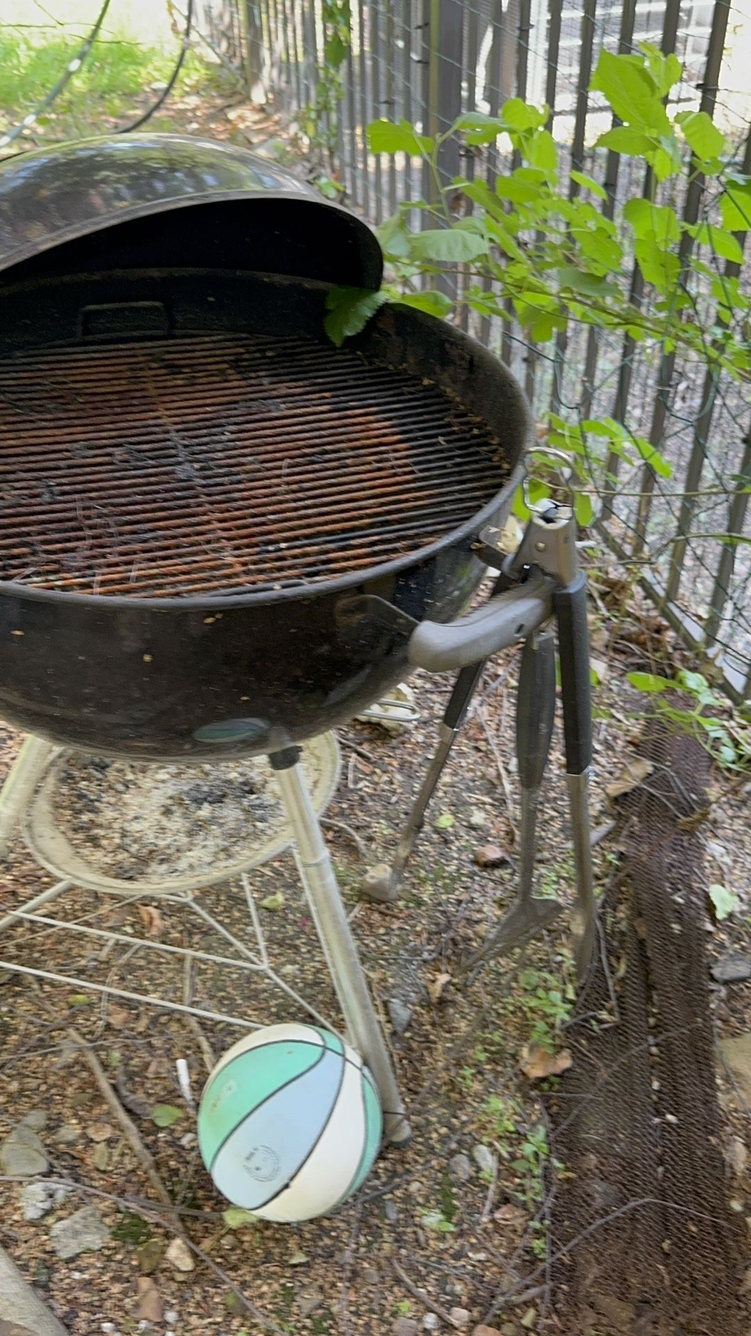 ✅ Garage Sales - kettle grill