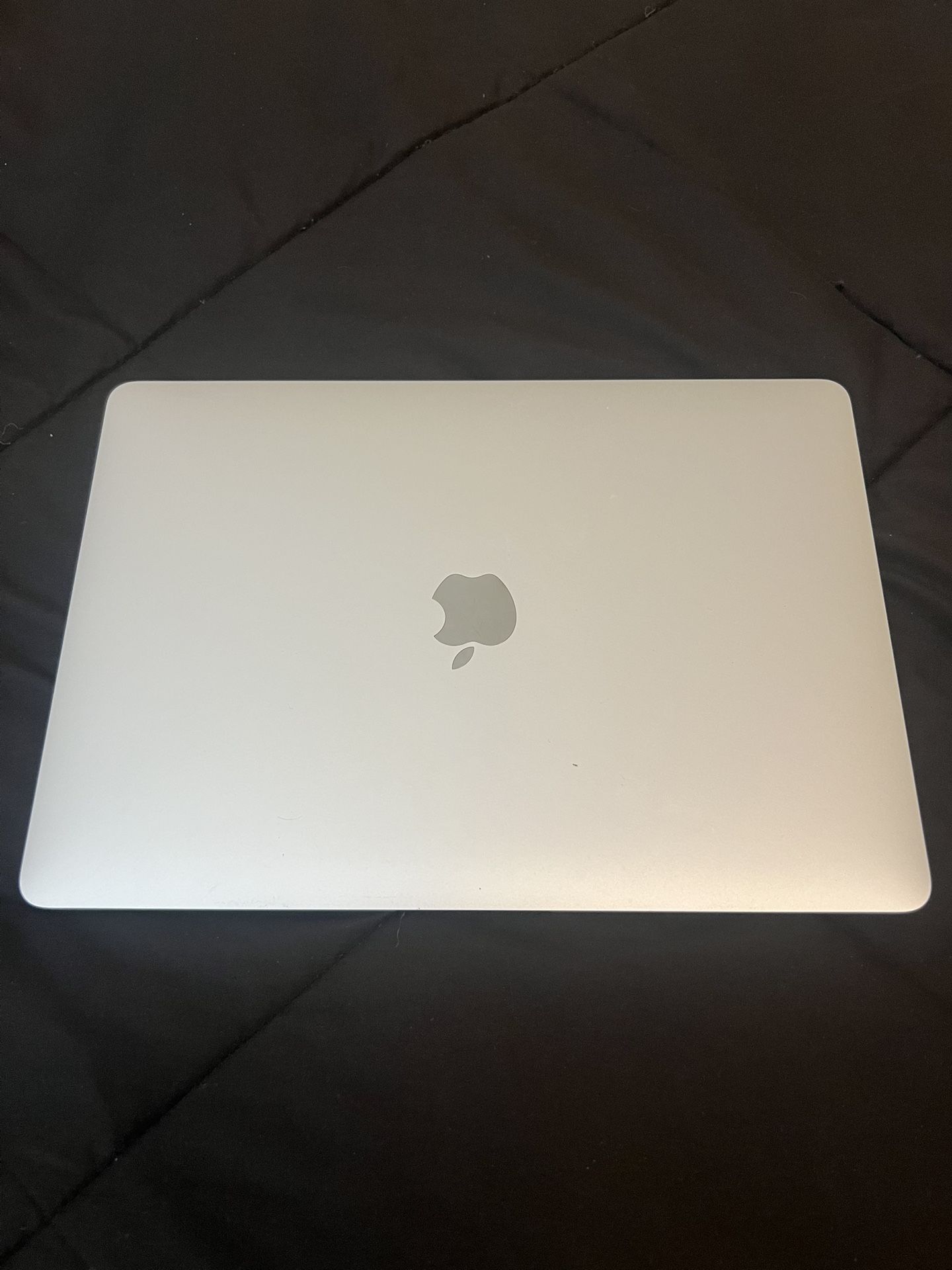 2020 MacBook Air M1 – Silver – Broken Screen – Includes Charger