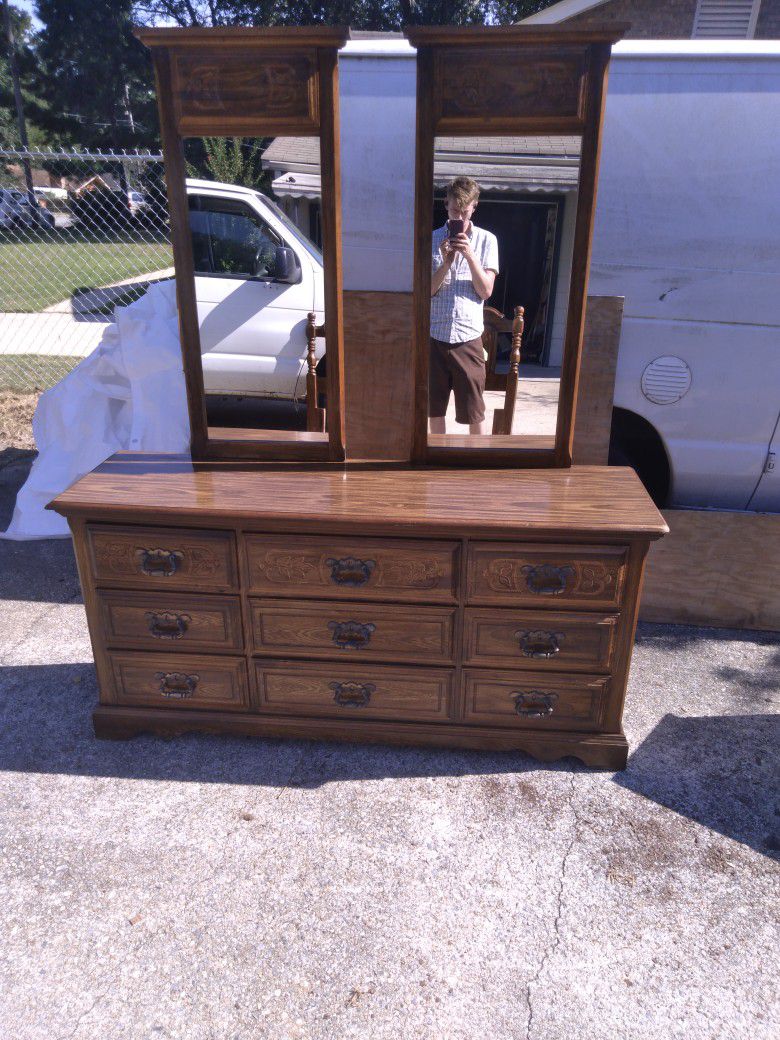 5 Pc. Vintage Queen Size Bedroom Set Made By Florida Furniture Company. 