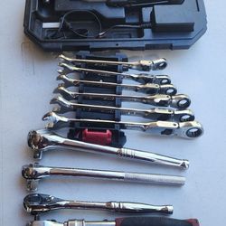 Husky Tools  New Ratcheting Wrenchs Set 3/8" Ratchet With Charger  And Ratchets  Two 3/8" Two 1/2"  Price  $100 Firm