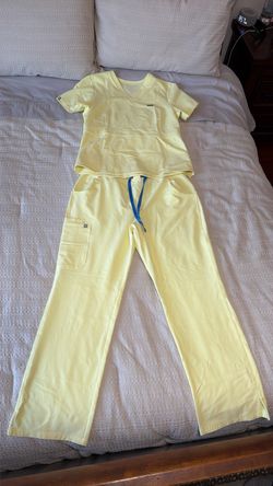 FIGS women’s scrubs