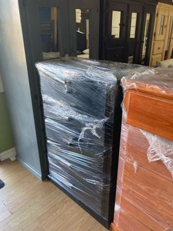 Black pinewood 5 drawer dresser