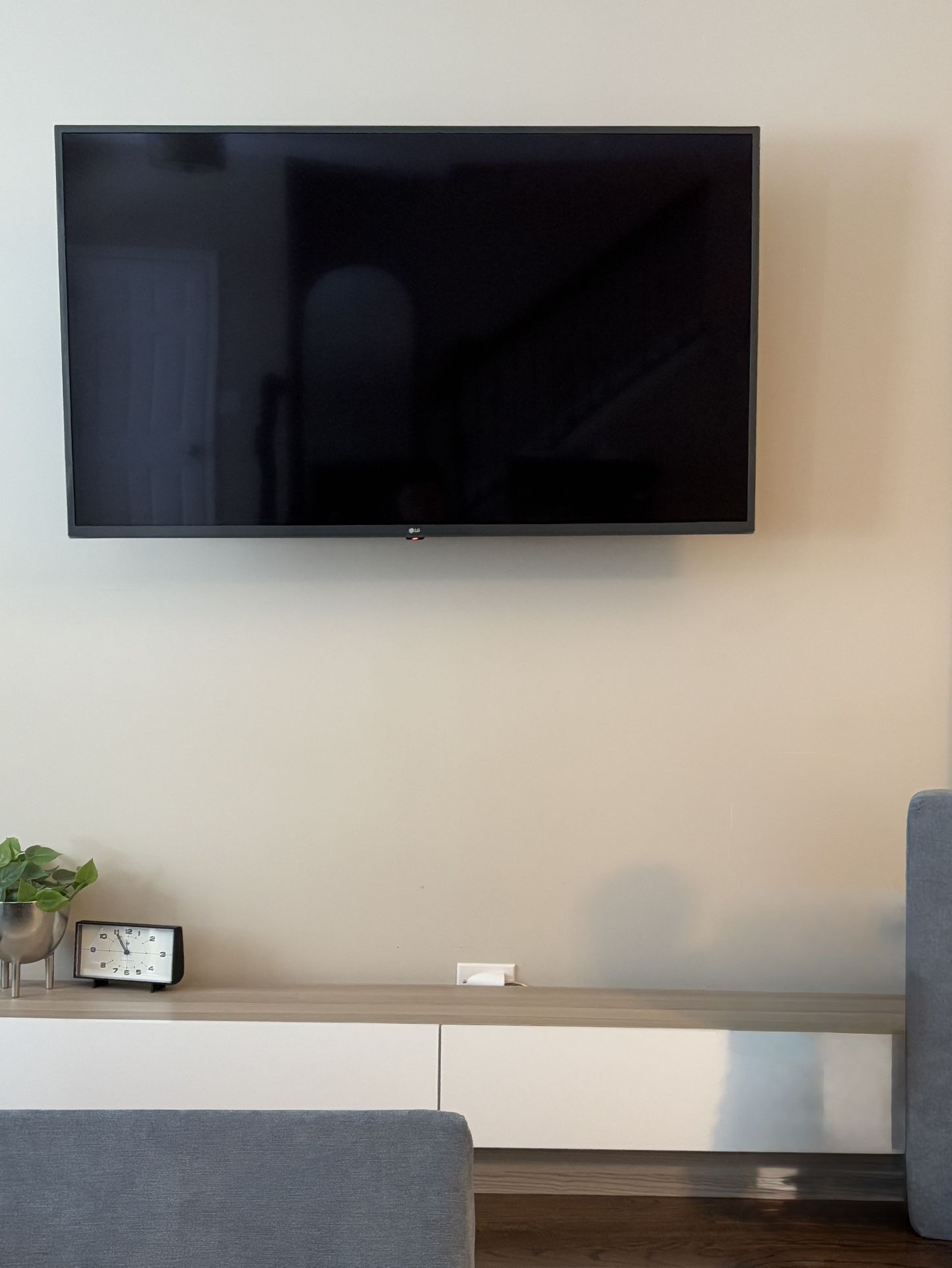 LG 55” Smart TV – Perfect Condition – Wall Mount & Cable Included