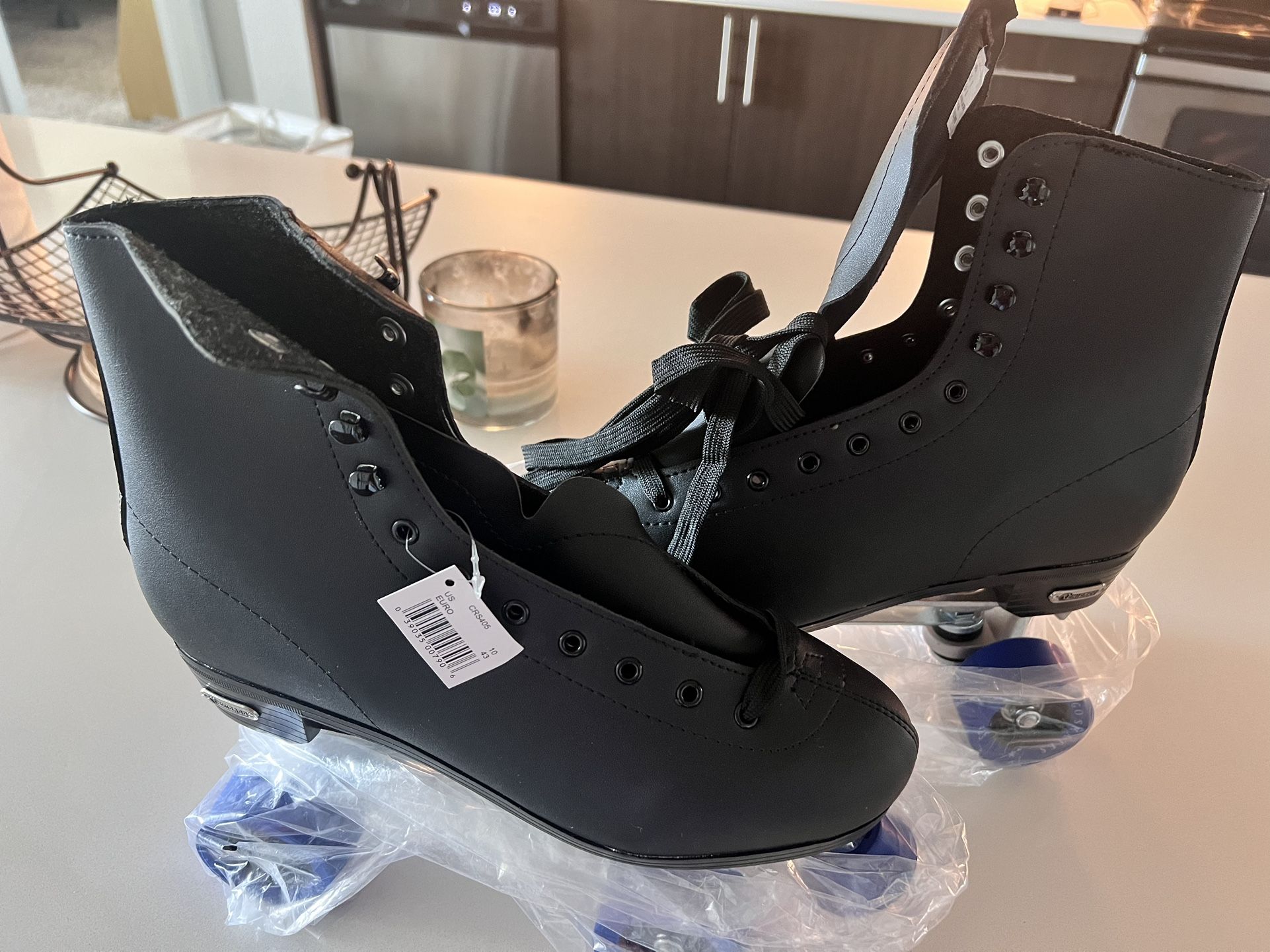 New Men’s Skates Size 10