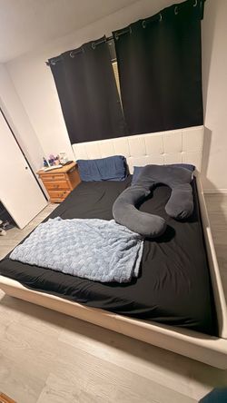 Cama King Size blanca con espaldar acolchado. White King Size bed with padded backrest
