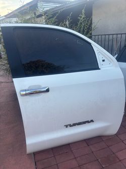 RIGHT PASSENGER SIDE FRONT DOOR 2013 TOYOTA TUNDRA (WHITE) WITH HINGES.
