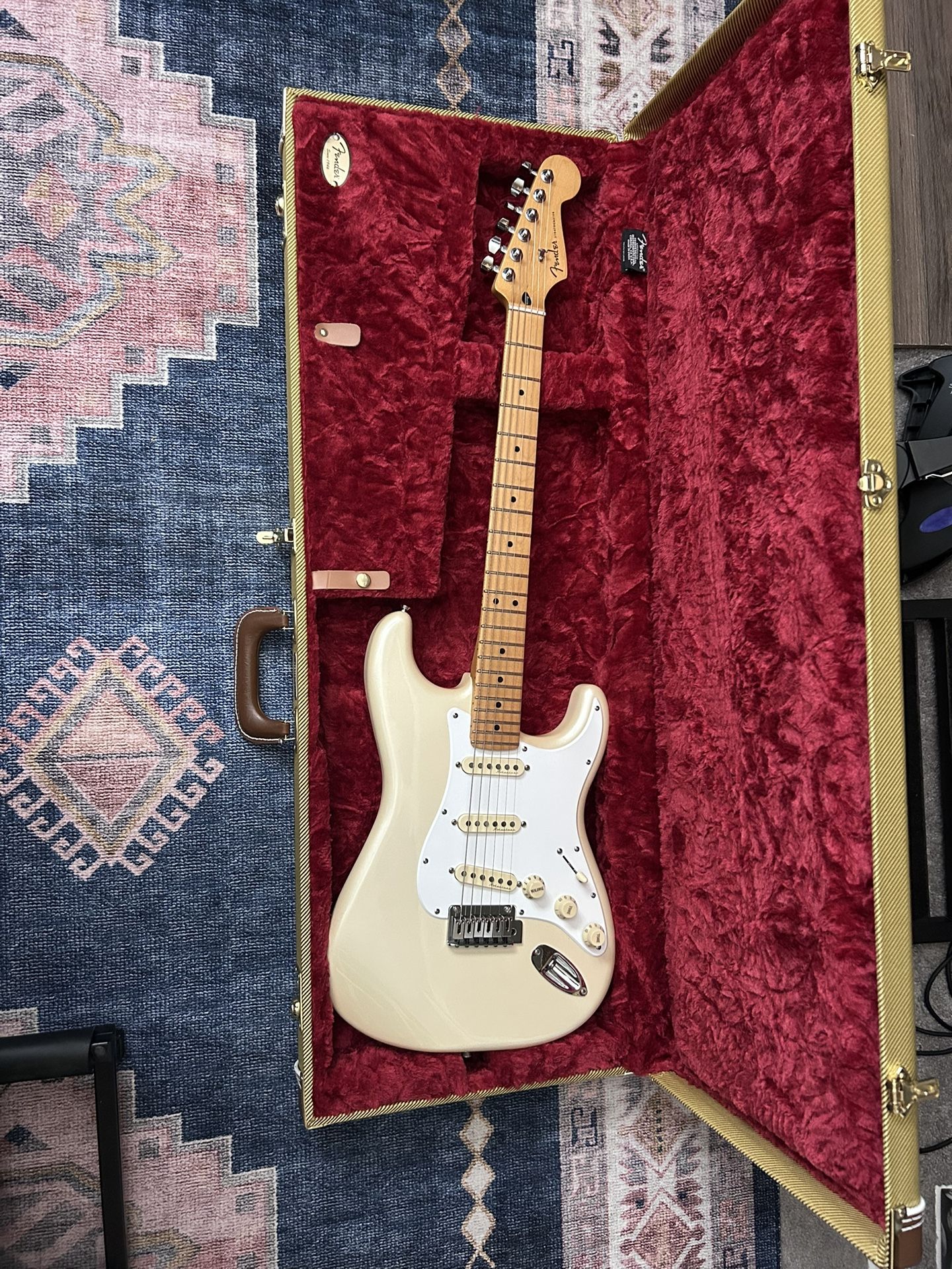 player plus Stratocaster , Maple Fingerboard, Olympic Pearl/With HC