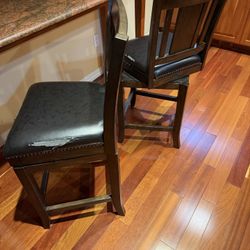 4 Bar Wooden Swivel Bar Stools. 