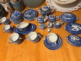 Blue Willow Porcelain Tea and Dinnerware Set
