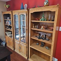 Oak wall display center. 3 peices. Excellent condition