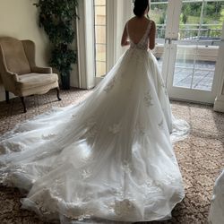  Stunning  Ivory Lace Gown Wedding Dress – Size 8 