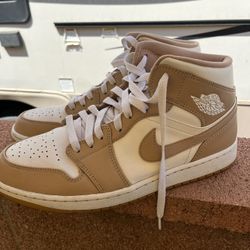 Jordan 1 Mid (GREAT CONDITION)