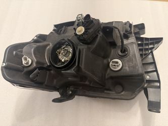 Toyota Tundra Passenger-Side Headlight
