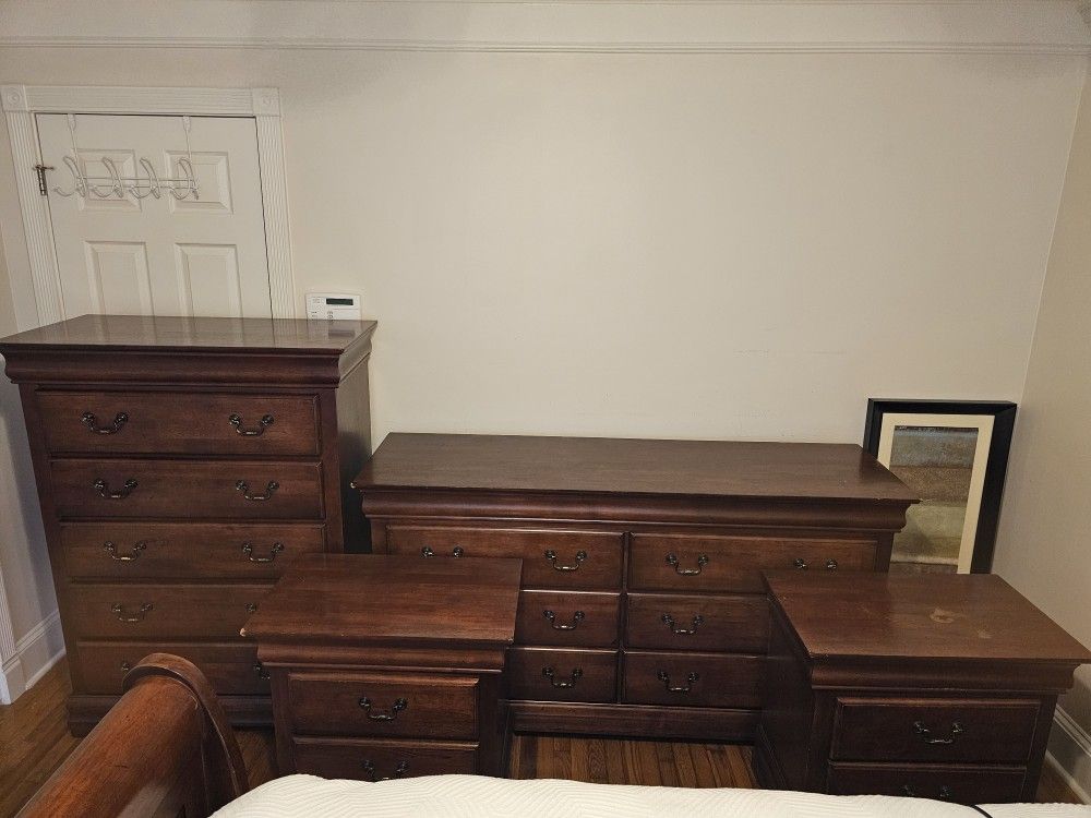 Full bedroom furniture set. Two dressers and two bedside tables.
