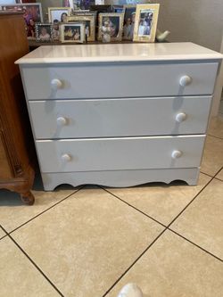 Dresser 3 drawers dim 35”x17”x28”