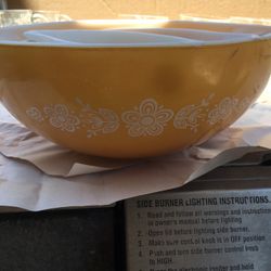 Vintage Set Of Pyrex Bowls Flower Design 